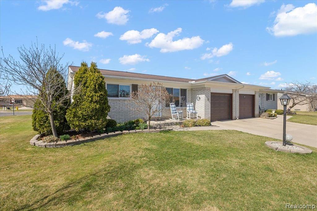47445 LIZABETH Drive, Chesterfield, MI 48047 — Photo 2