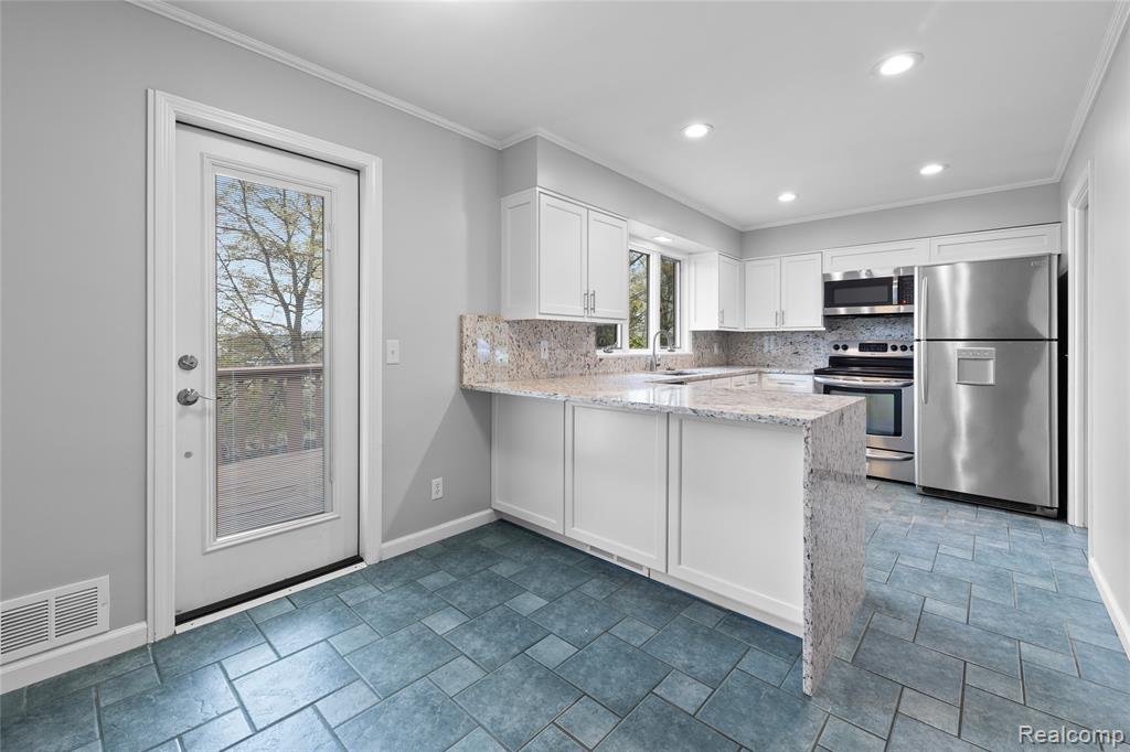235 INDIANWOOD Road, Lake Orion, MI 48362 — Photo 5