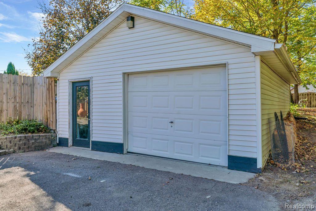 308 LEGRANDE Street, Holly, MI 48442 — Photo 36