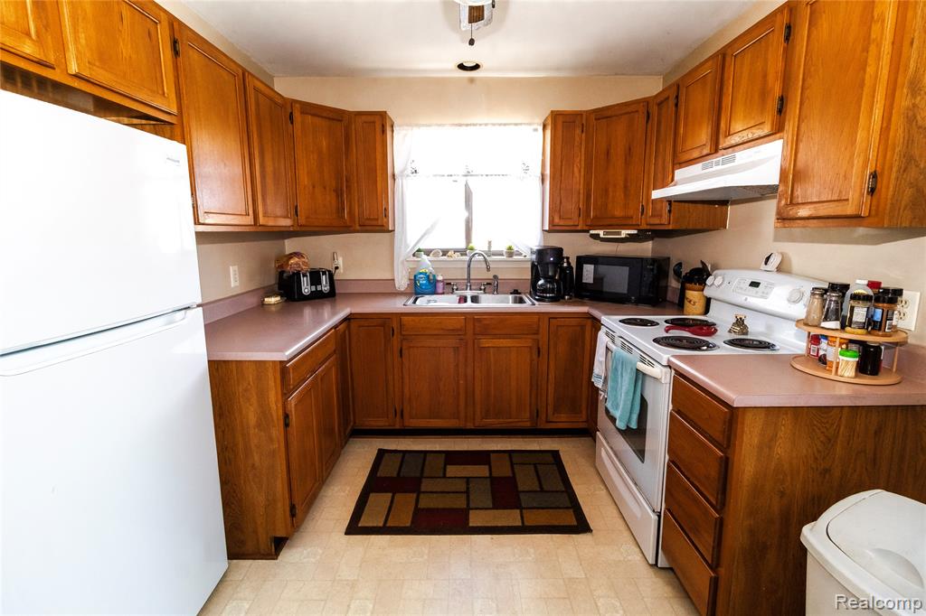 230 E Oregon Street, Lapeer, MI 48446 — Photo 6