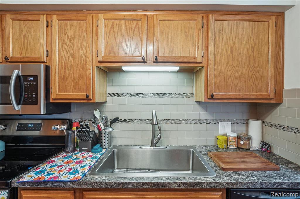 1325 HARBOUR Boulevard, 85, Trenton, MI 48183 — Photo 16