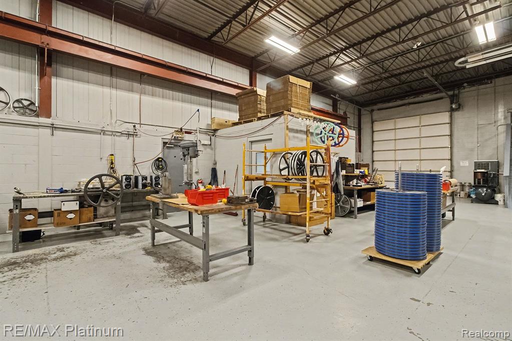 1200 HOLDEN AVENUE, Milford, MI, 48381