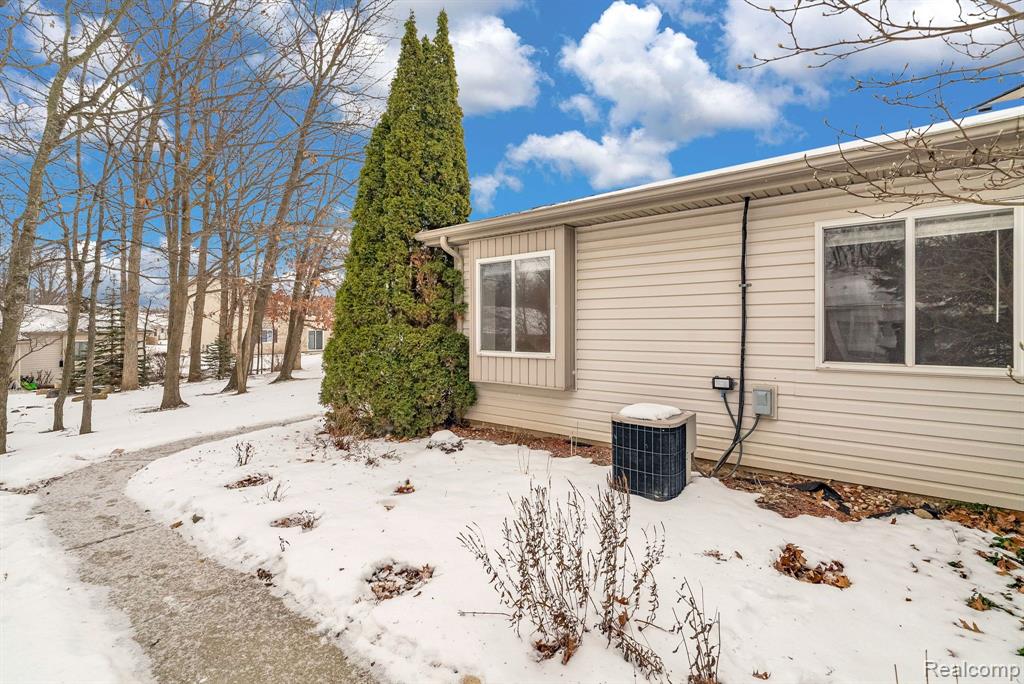 9447 FORESTVIEW Circle, Grand Blanc, MI 48439 — Photo 20