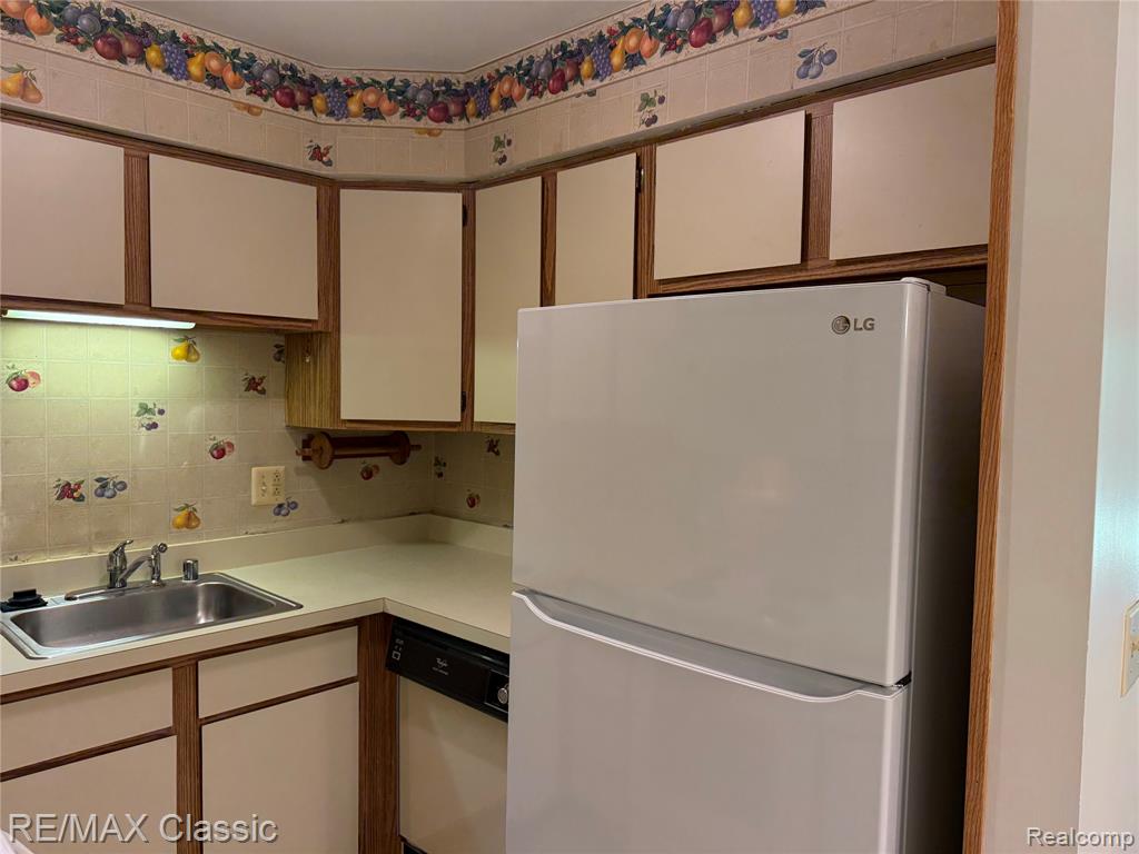 7806 Manor Circle, 103, Westland, MI — Photo 9