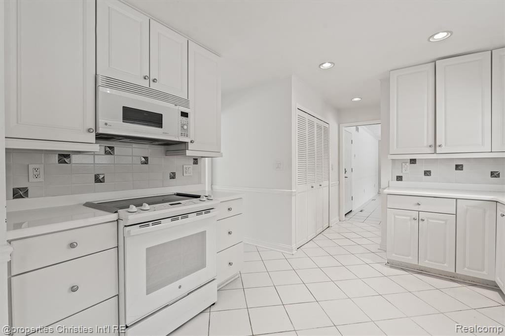 952 N Reading Road, Bloomfield Hills, MI 48304 — Photo 12