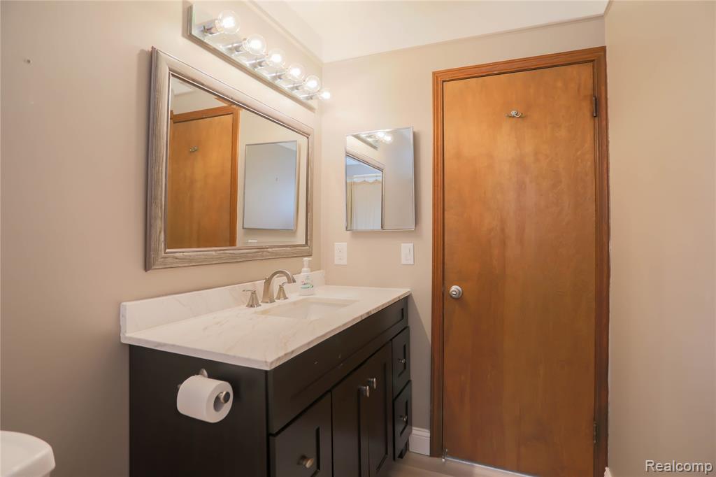 40755 Oakwood Court, Clinton Twp, MI 48038 — Photo 30