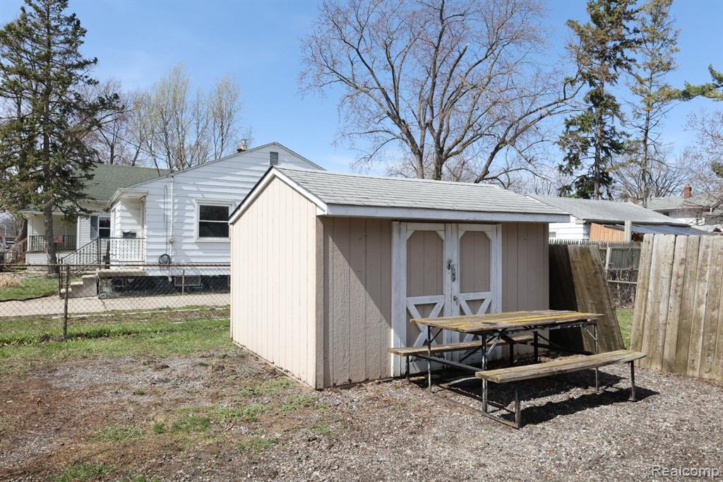 4618 BRUNSWICK Avenue, Flint, MI 48507 — Photo 4