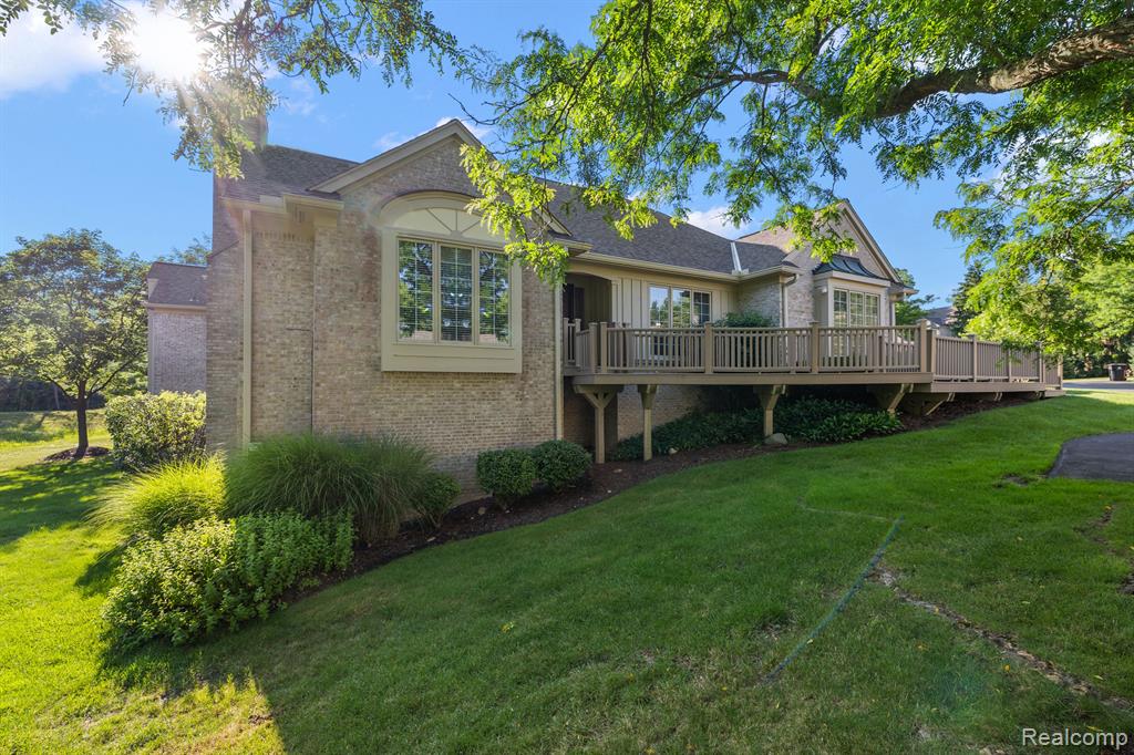 2401 HICKORY GLEN Drive, Bloomfield Hills, MI 48304 — Photo 2