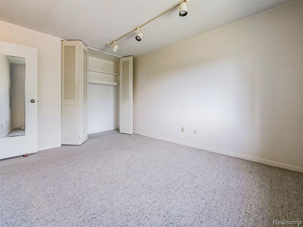 1850 COLONIAL VILLAGE Way, 3, Waterford, MI 48328 — Photo 10