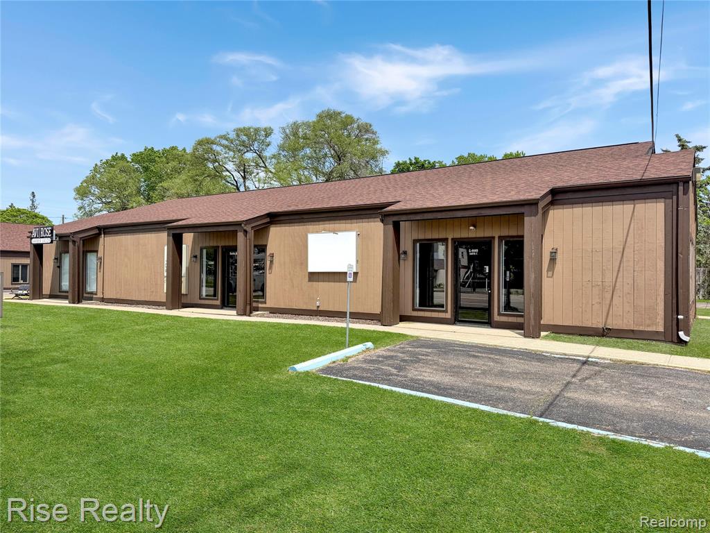 4449 S Saginaw Street, Burton, MI 48529