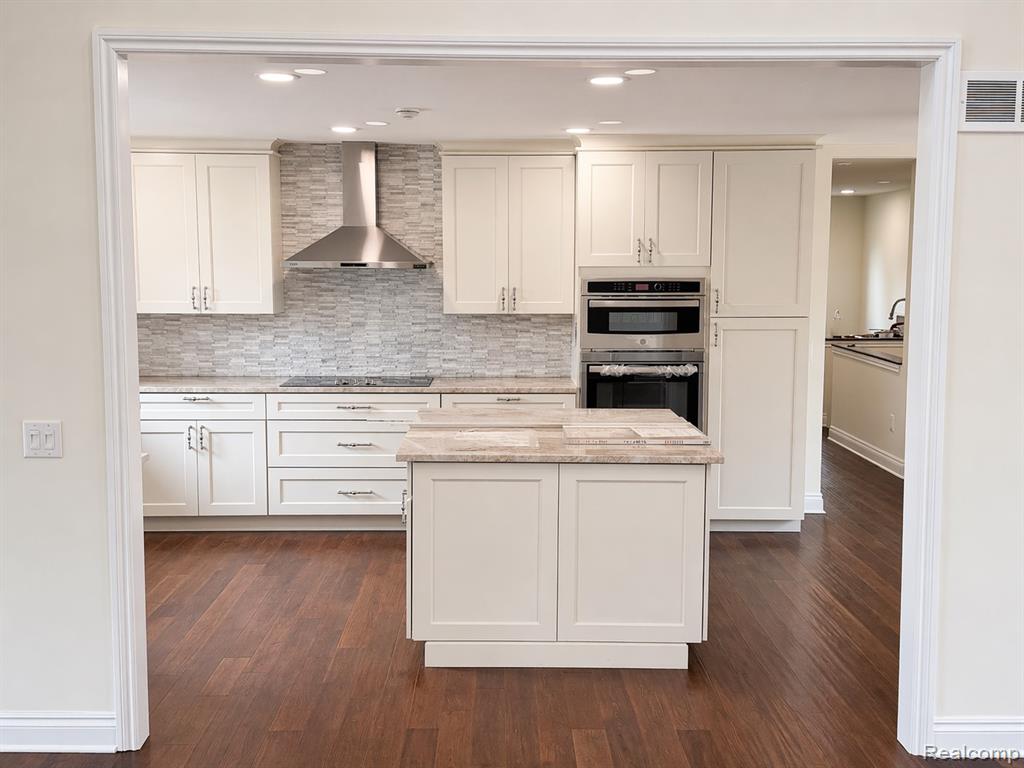 5525 Woodland Court, West Bloomfield, MI — Photo 12