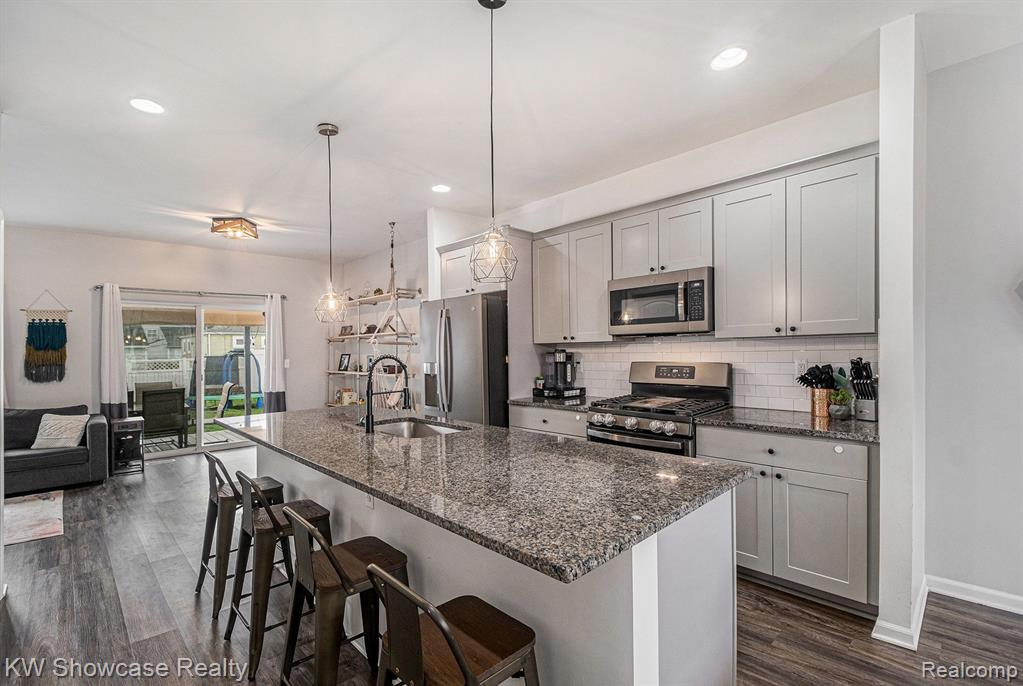 71 W SHEVLIN Avenue, Hazel Park, MI 48030 — Photo 2