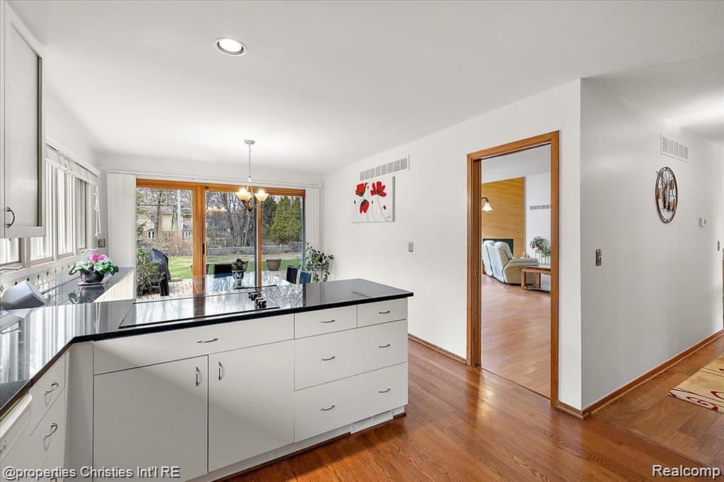 4566 Walden Drive, Bloomfield Hills, MI 48301 — Photo 18