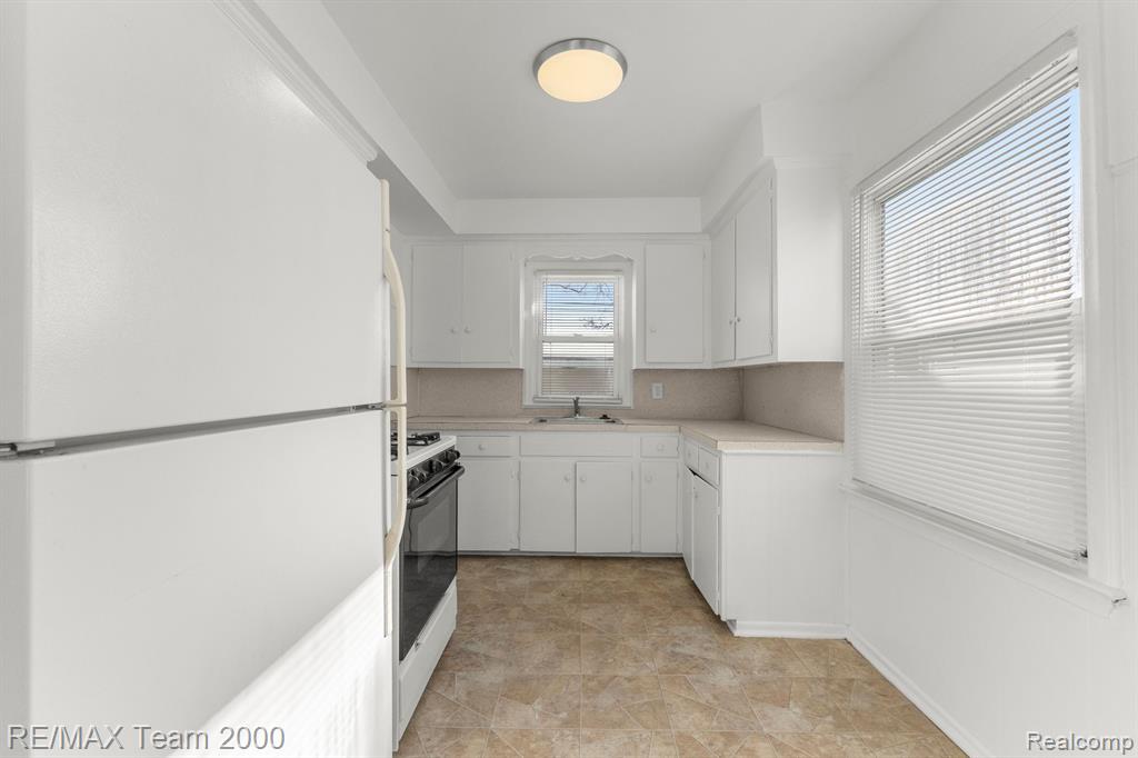 5876 KINMORE Street, Dearborn Heights, MI 48127 — Photo 9