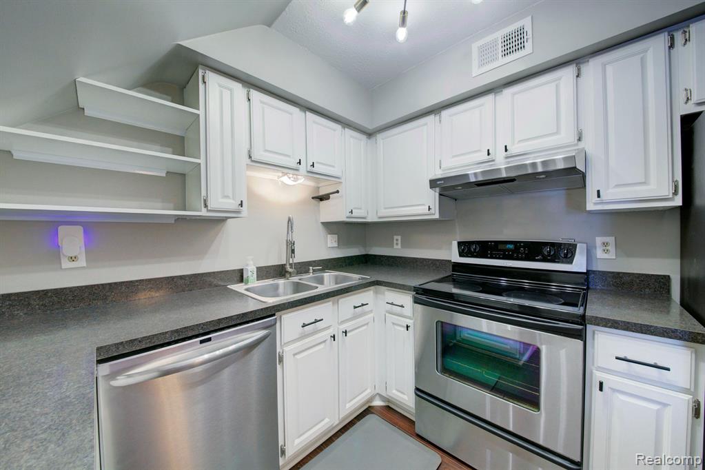 252 PINEWOOD Drive, Plymouth, MI 48170 — Photo 9
