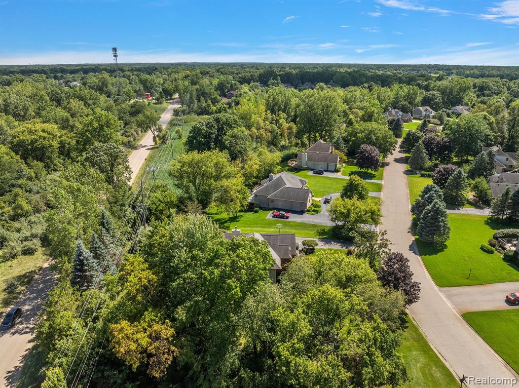 10161 LONGFORD Drive, South Lyon, MI 48178 — Photo 77