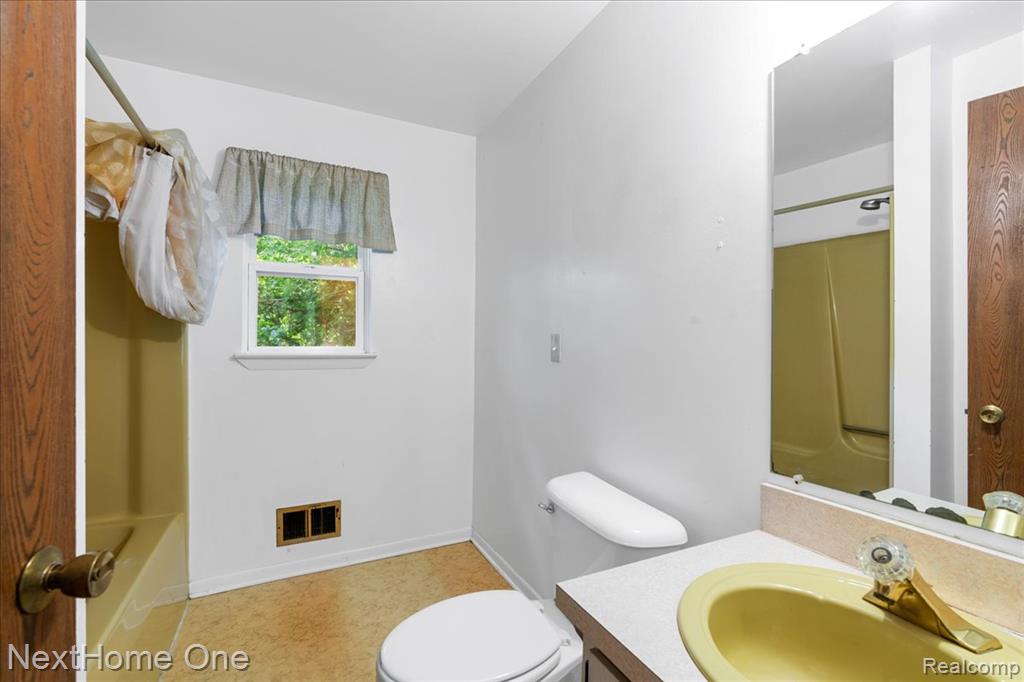 7469 LONGWORTH Drive, Brighton, MI 48116 — Photo 13