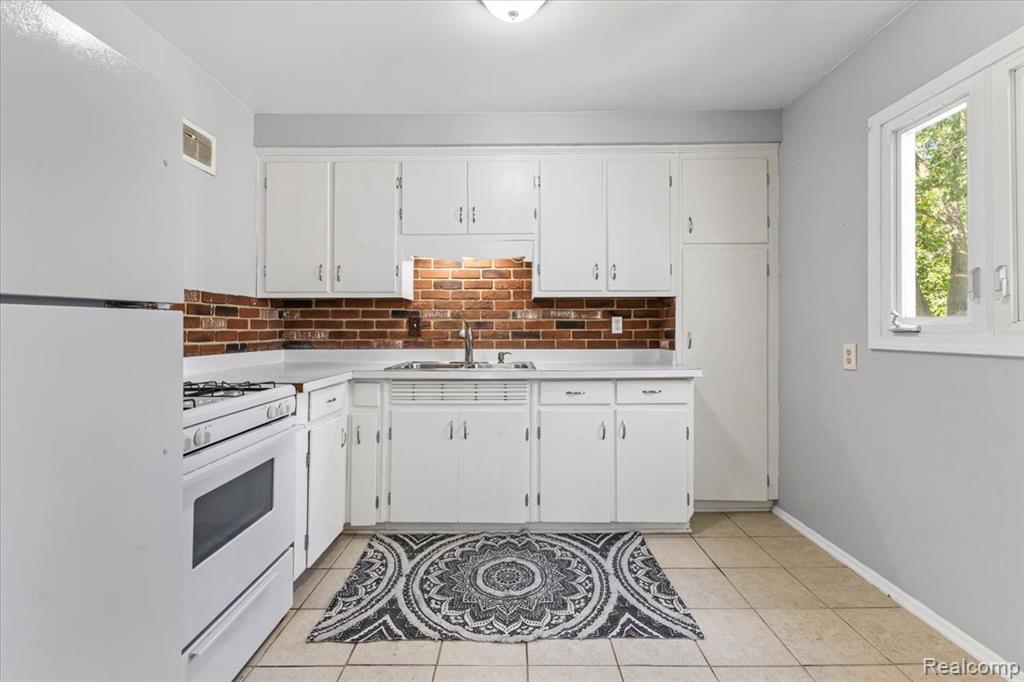 7096 Tappon Drive, Clarkston, MI — Photo 18