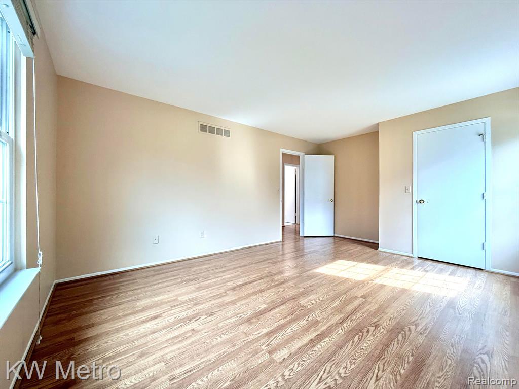 223 NEPTUNE Drive, Walled Lake, MI 48390 — Photo 17