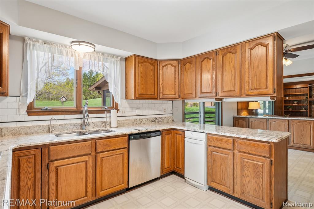 555 Crawford Farm Lane, Milford, MI 48380 — Photo 13