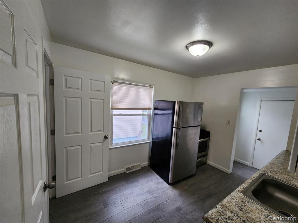 7052 Republic Avenue, Warren, MI 48091 — Photo 4