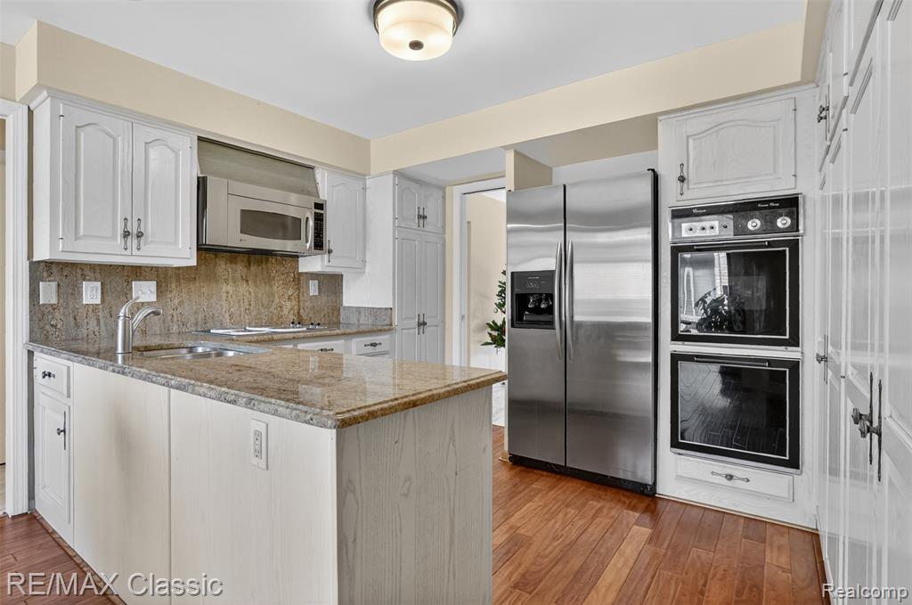 2061 Burgundy Street, West Bloomfield, MI 48323 — Photo 32