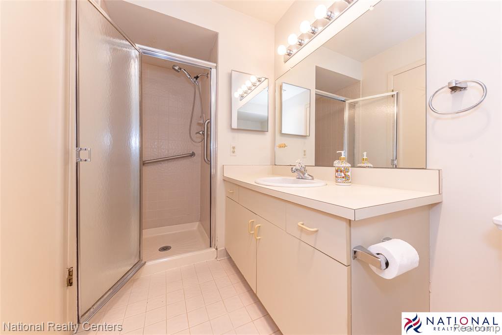 29705 Pine Ridge Circle, 35, Farmington Hills, MI 48331 — Photo 18