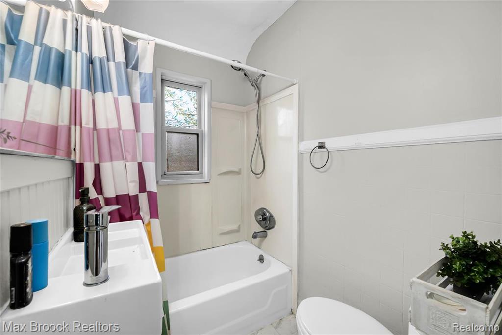 2208 Avondale Street, Sylvan Lake, MI 48320 — Photo 17