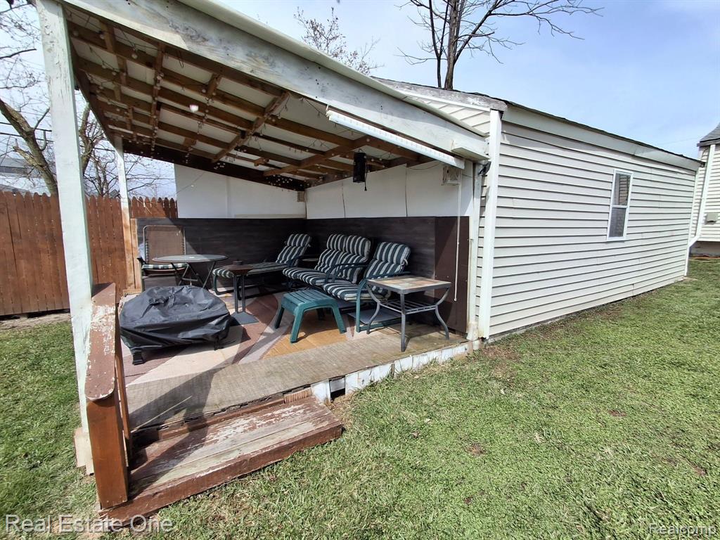 558 E TENNYSON Avenue, Pontiac, MI 48340 — Photo 18