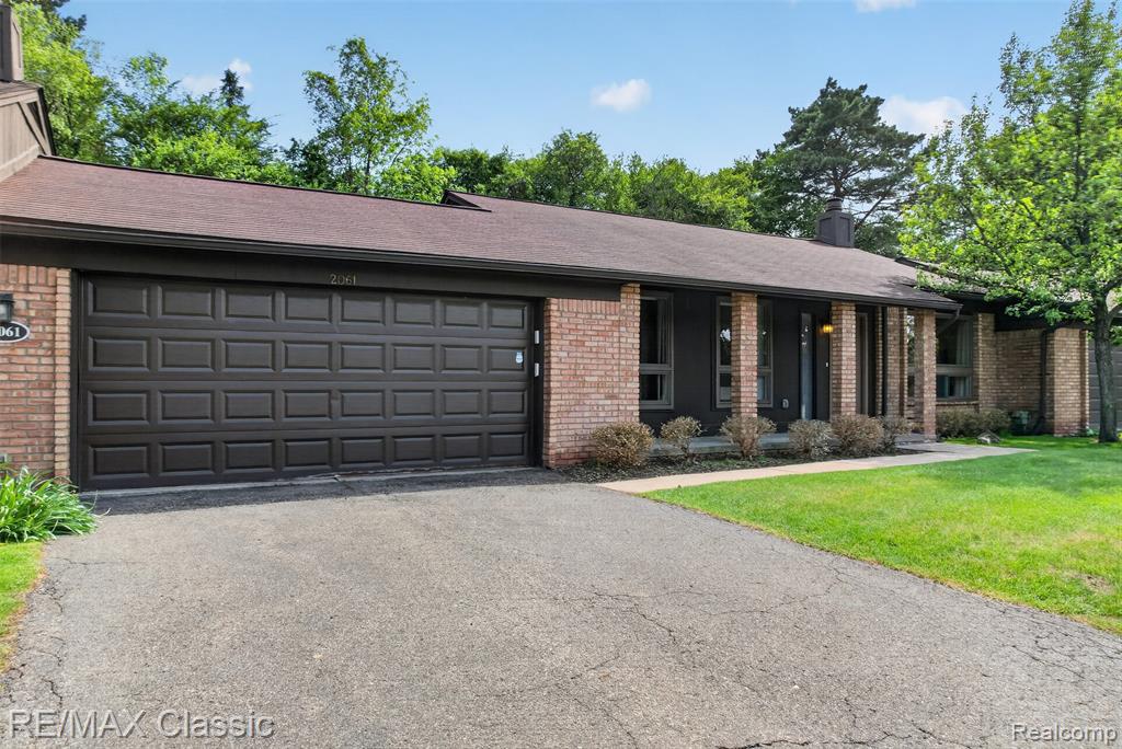 2061 Burgundy Street, West Bloomfield, MI 48323 — Photo 3