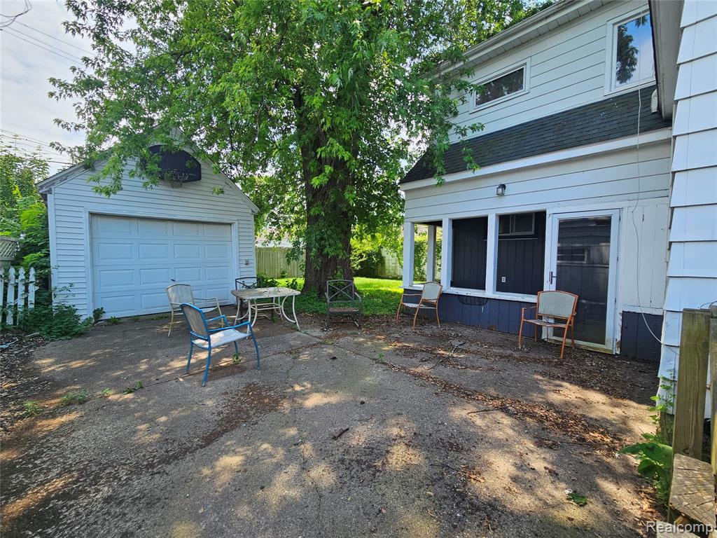 607 Roome Court, Flint, MI 48503 — Photo 2