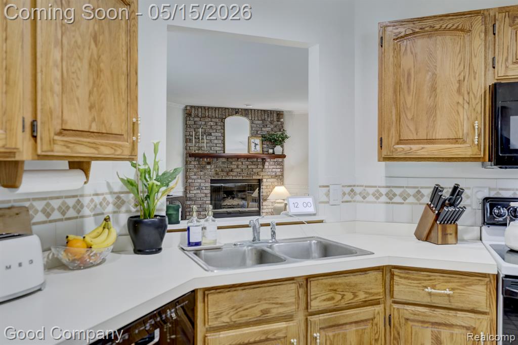 2370 Lansbury Drive, Waterford, MI 48329 — Photo 18