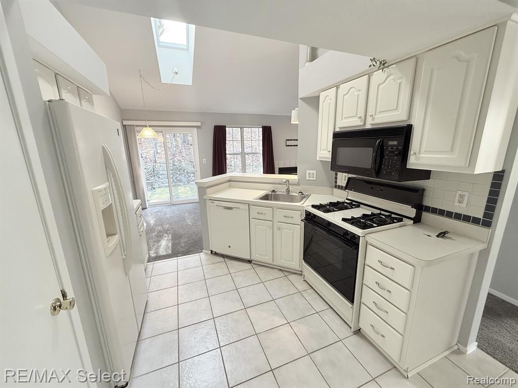 880 WHISPERWOOD Trail, Fenton, MI 48430 — Photo 8