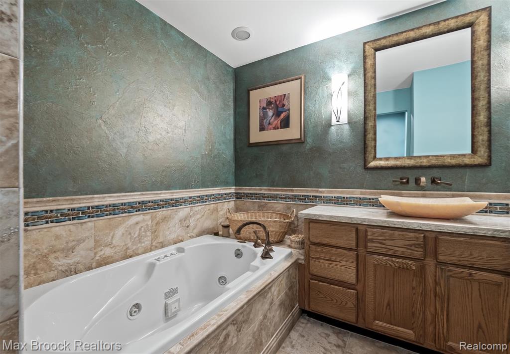 42738 Matthew Drive, 47, Sterling Heights, MI 48313 — Photo 22