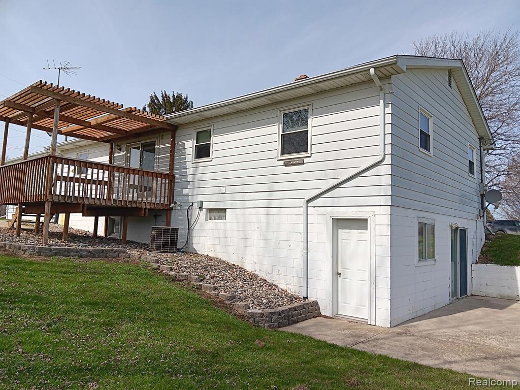 8233 IOSCO Road, Fowlerville, MI 48836 — Photo 16