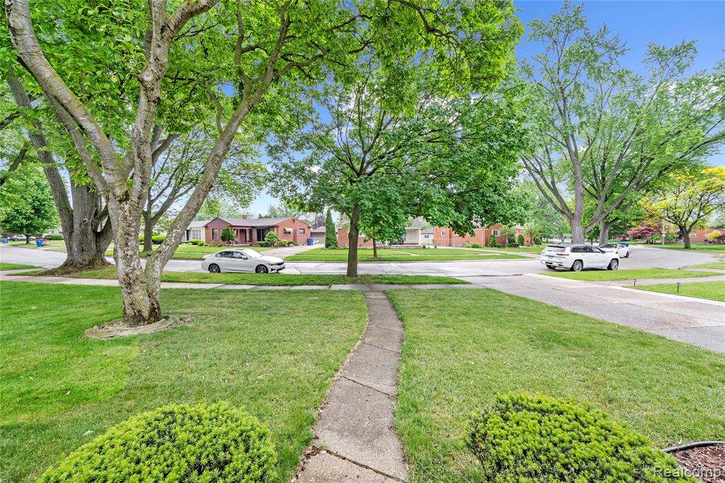 26916 Rouge River Drive, Dearborn Heights, MI 48127 — Photo 38