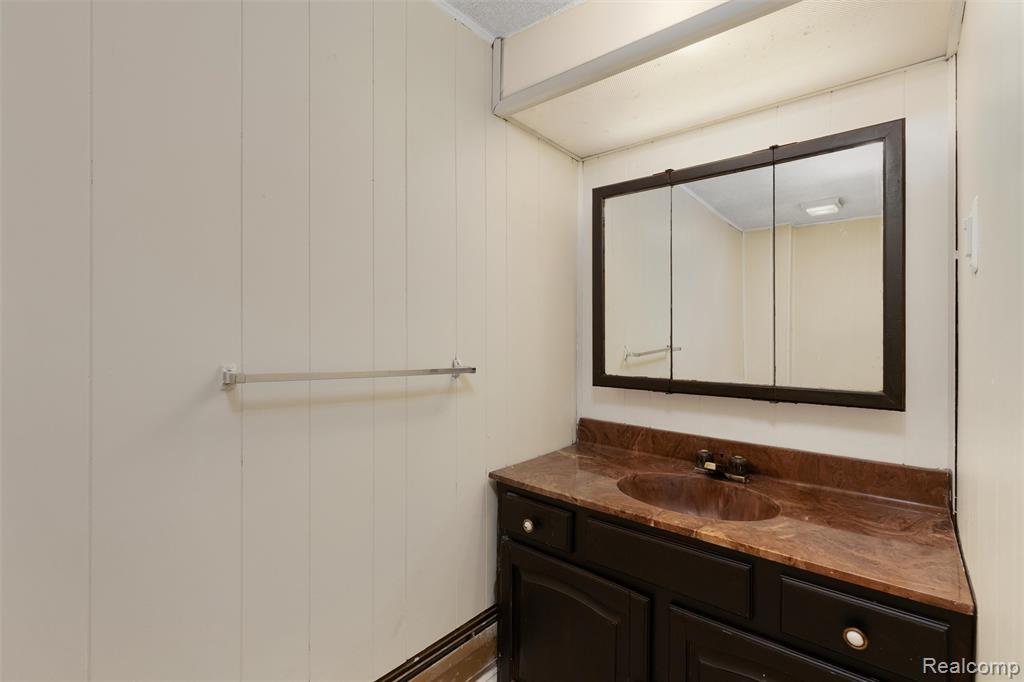 25376 Lyncastle Street, Farmington, MI, 48336