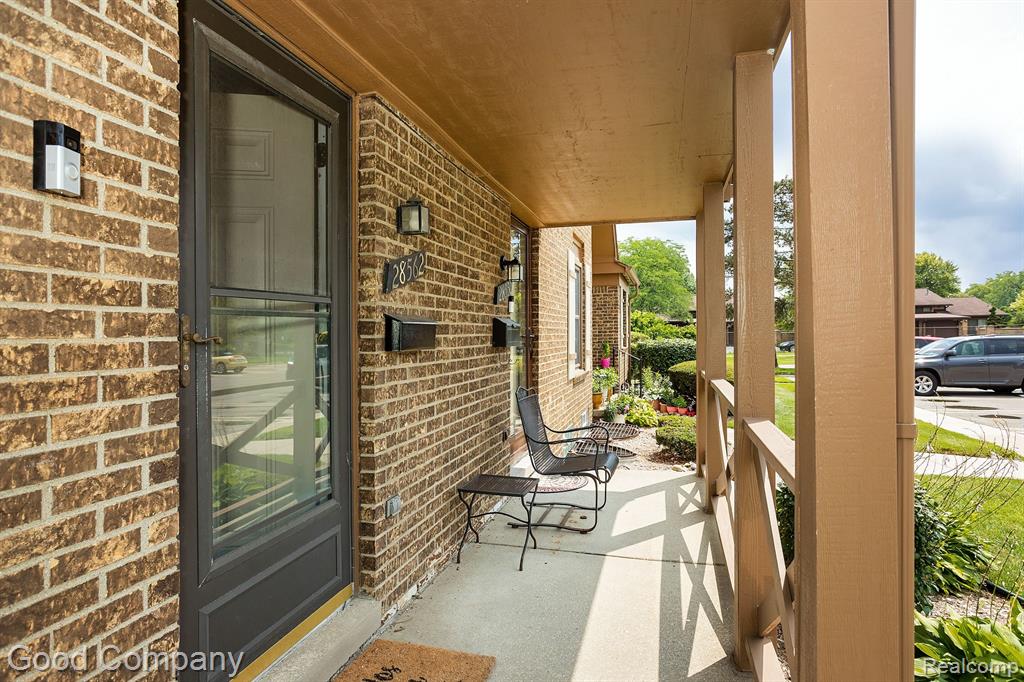 28562 REGENT Court S, Southfield, MI 48076 — Photo 2