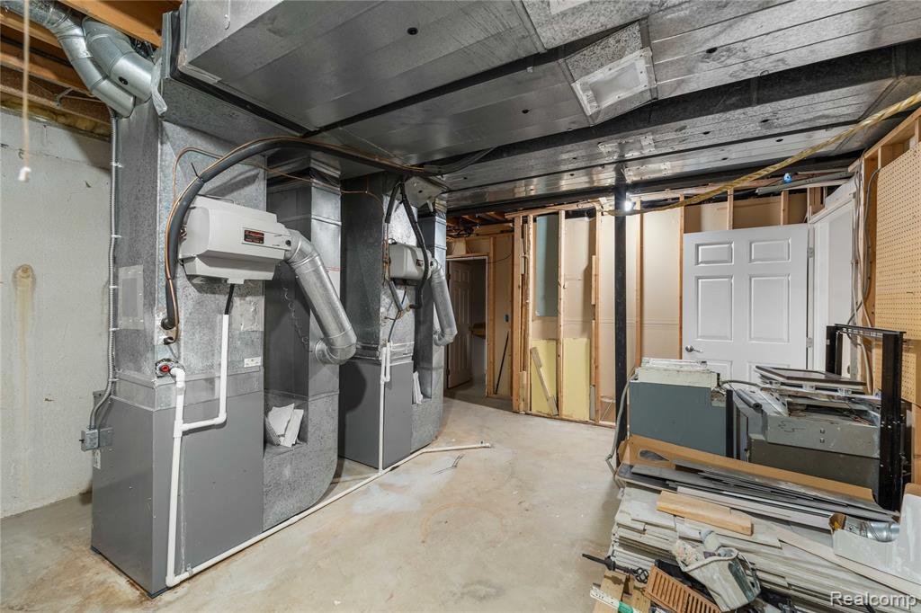 7386 Woodlore Drive, West Bloomfield, MI 48323 — Photo 37