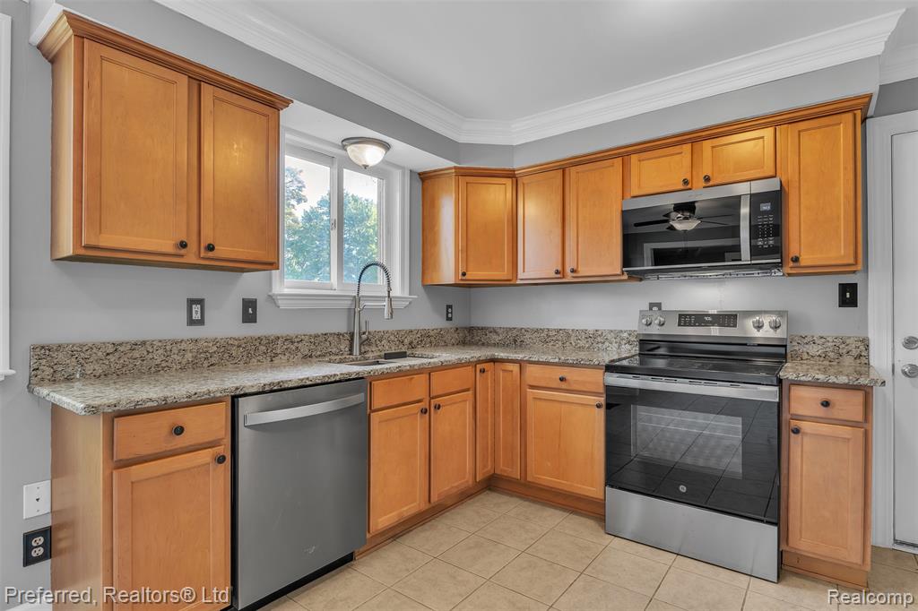 9366 Wild Oaks Circle, South Lyon, MI 48178 — Photo 11