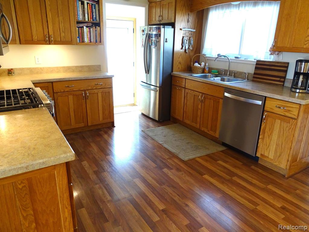5232 GREENLEAF Drive, Swartz Creek, MI 48473 — Photo 2