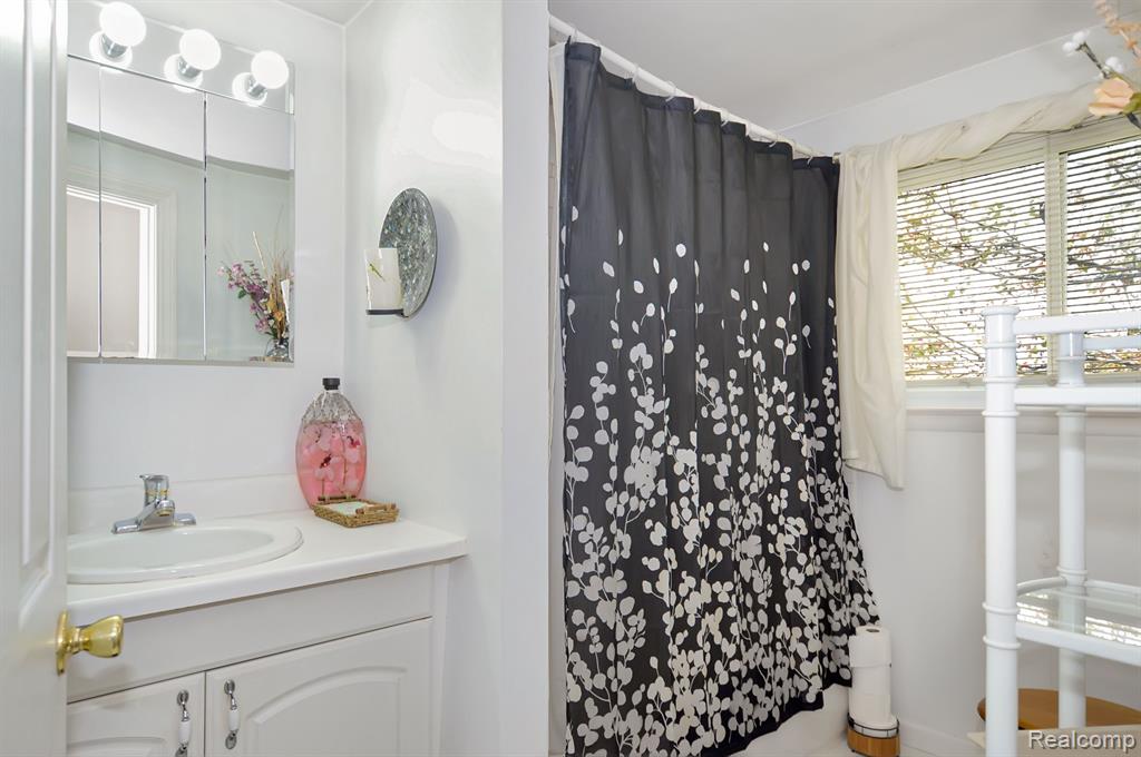 9037 N HUBBARD Street, Livonia, MI 48150 — Photo 19