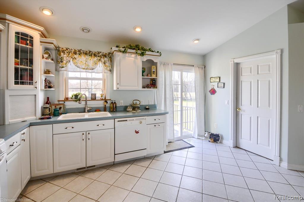 5732 COBBLESTONE Drive, North Branch, MI 48461 — Photo 17