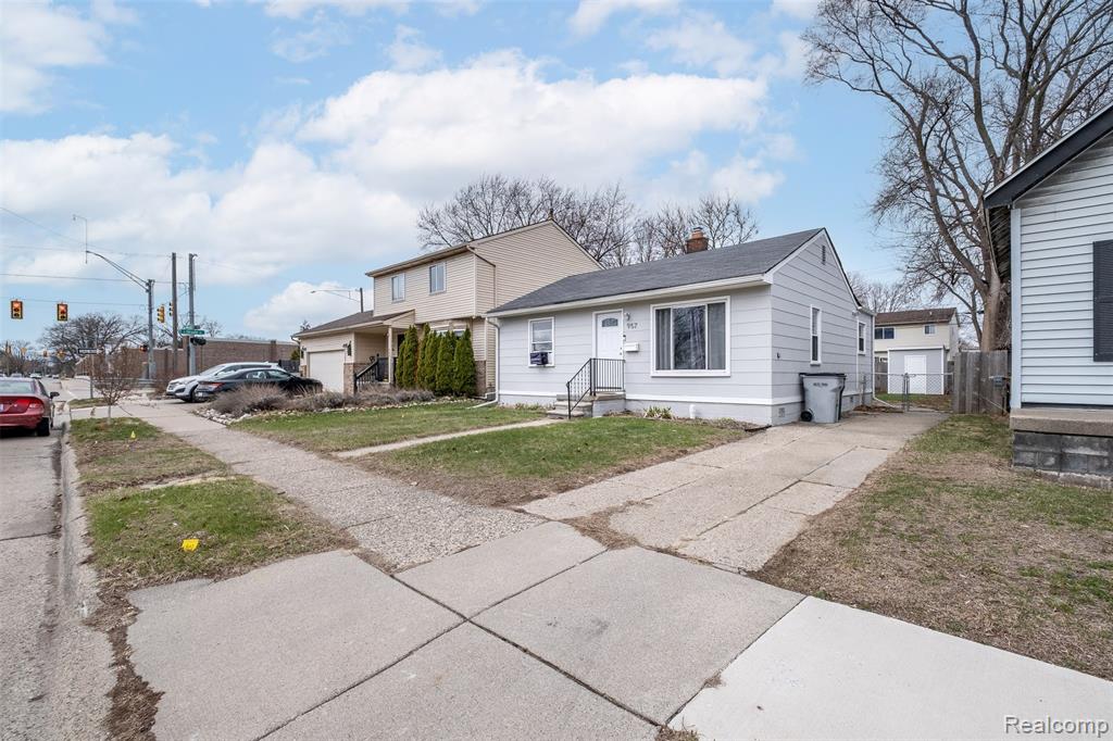 957 E Meyers Avenue, Hazel Park, MI 48030 — Photo 3