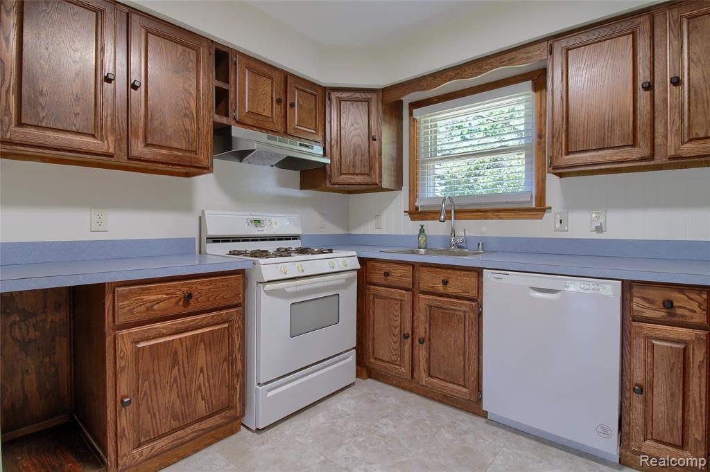 21515 Huron River Drive, New Boston, MI 48164 — Photo 13