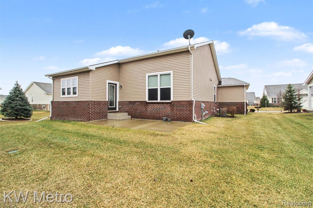 27134 Manistee Lane, Flat Rock, MI 48134 — Photo 27