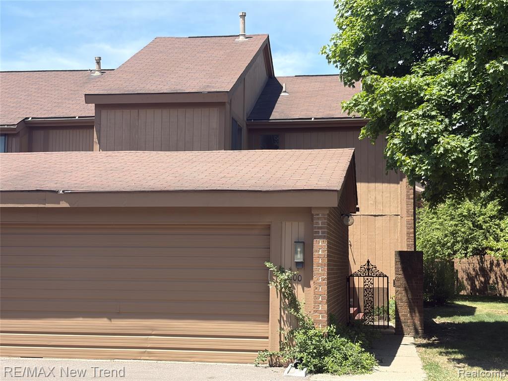 6200 Andrea Lane, West Bloomfield, MI — front exterior