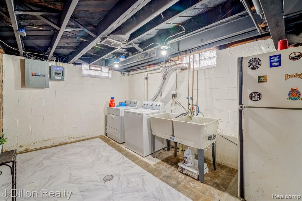 9371 MERRIMAN Road, Livonia, MI 48150 — Photo 41