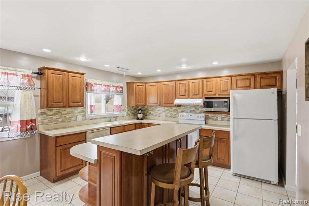 3436 Creekwood Drive, Saginaw, MI 48601 — Photo 8