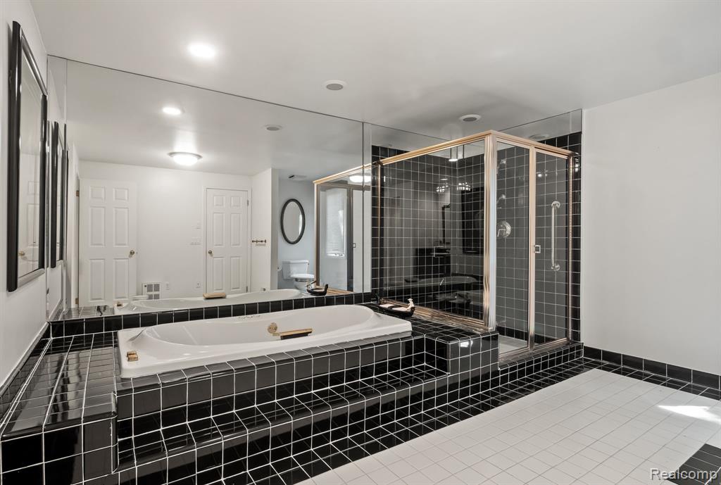 4730 Mirror Lake Drive, West Bloomfield, MI 48323 — Photo 21